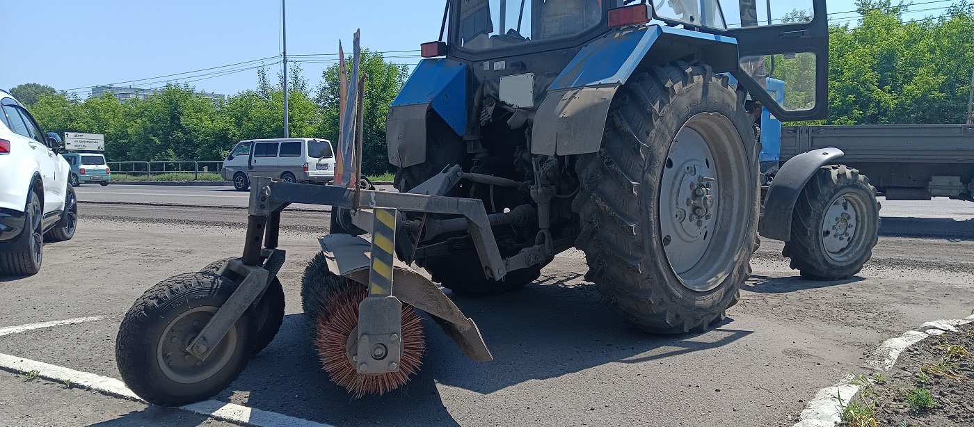 Услуги трактора с щеткой МТЗ в Мурманской области