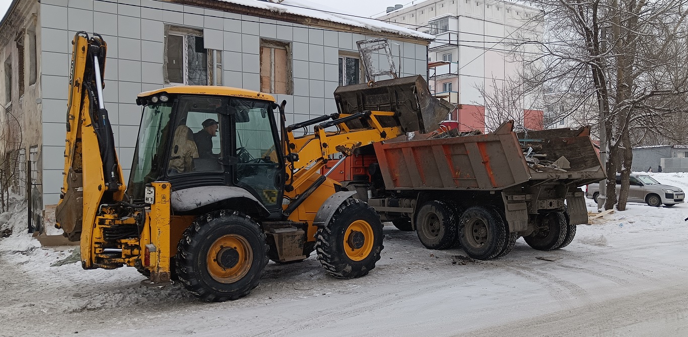 Уборка и вывоз строительного мусора, ТБО с помощью экскаватора и самосвала в Североморске
